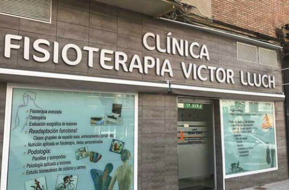 Puerta de la clínica de fisioterapia deportiva en Málaga centro Victor Lluch Vista exterior de la cínica de fisioterapia deportiva en Málaga Victor Lluch