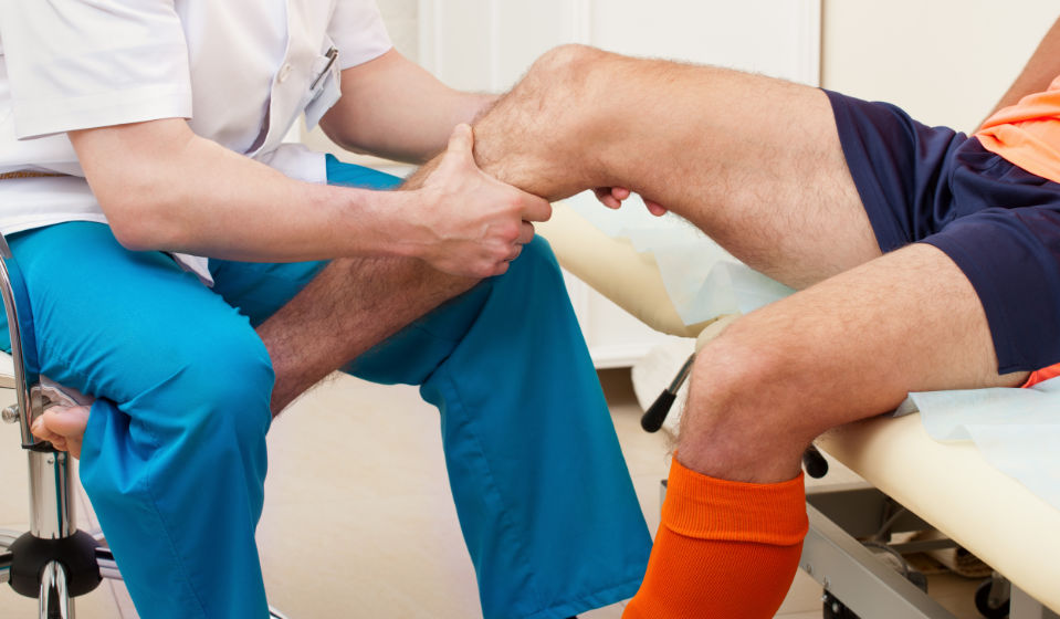 Fisioterapia realizada a un paciente Tratamientos de fisioterapia deportiva en la clínica de fisioterapia en la zona de vialia